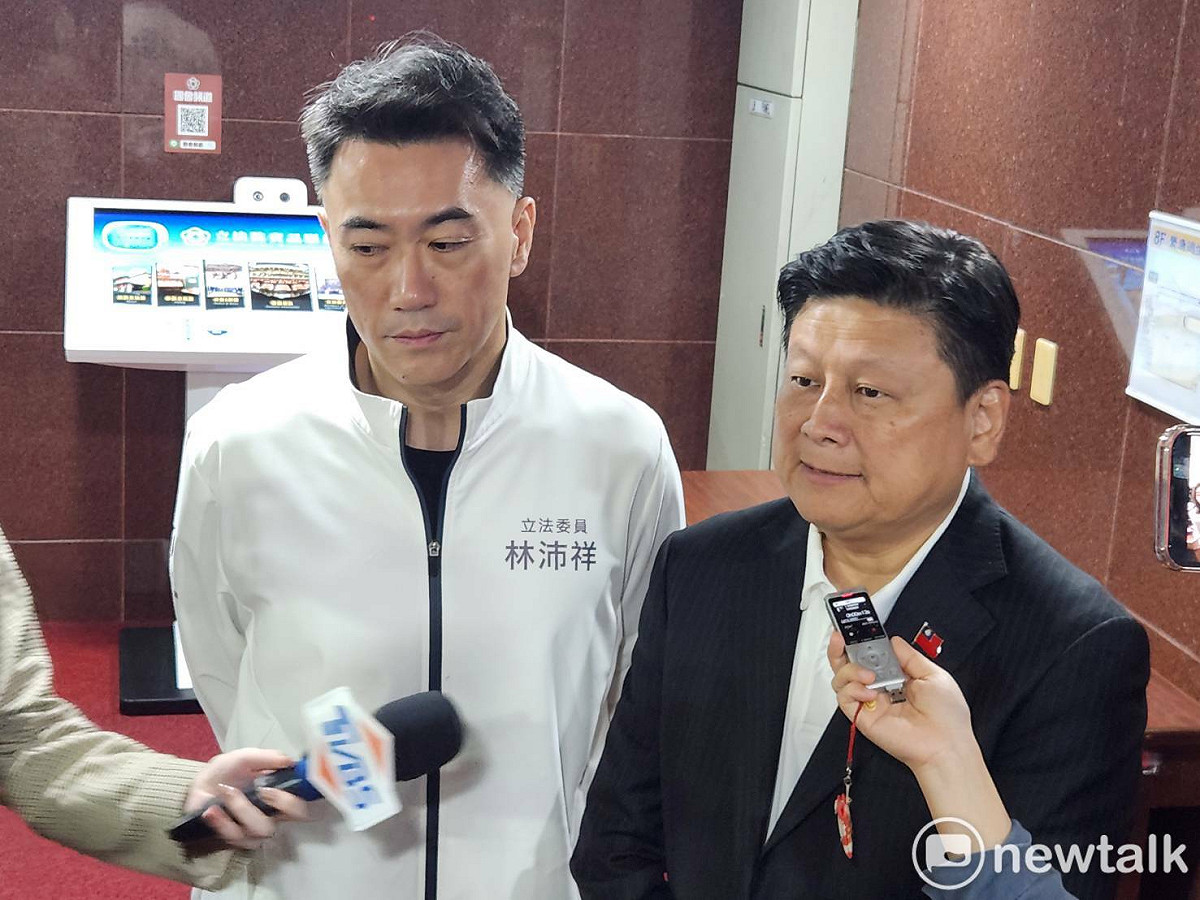 國民黨立法院黨團總召傅崐萁（圖右）回應軍售議題。 圖：黃建豪/攝