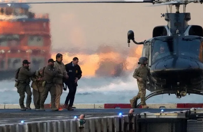 委內瑞拉前總統馬杜洛被美軍押送前往紐約法庭。 圖 : 翻攝自新華網