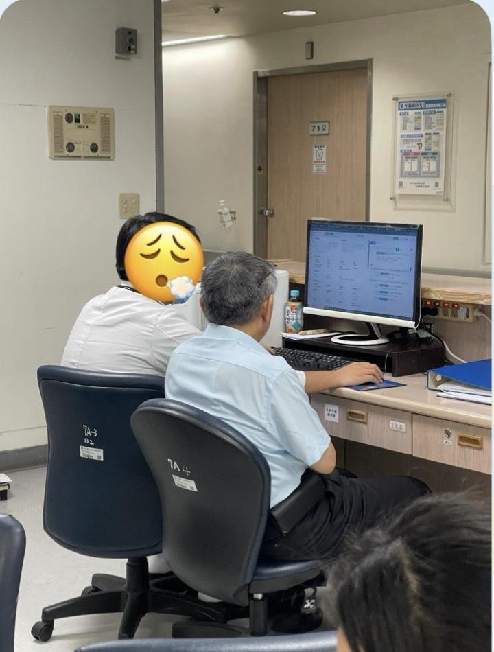 有醫護人員踢爆，一位「前市長」在晚上10點到醫院，要求值班醫師解釋這位「前市長」員工家屬病況，同時貼出一張背影疑似前民眾黨主席柯文哲與值班醫師觀看醫院電腦照片。 圖：翻攝threads