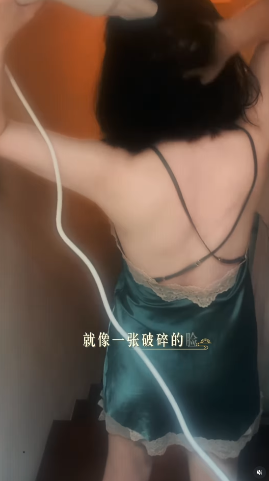 王俐人近期嘗試打破以往風格，時常分享身穿性感睡衣吹頭髮的影片，吸引大批網友關注。 圖：翻攝自王俐人IG