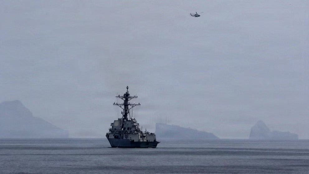 伊朗海上護衛隊護送散裝船出航，美軍試圖攔截，最終選擇放行。 圖：翻攝自@rainbow78521