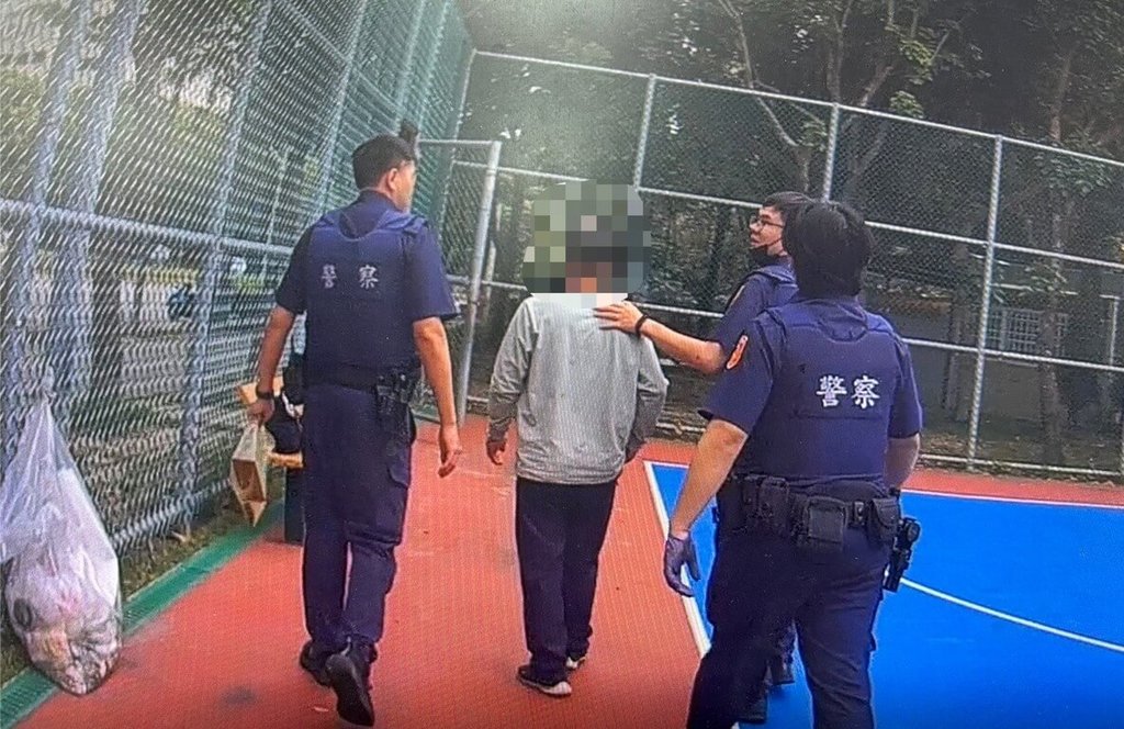 新竹縣警察局竹北分局日前獲報有持刀流浪漢（左2）出沒在竹北市區國小附近，員警立即到場處置，並於附近超商內查獲該男，當場扣留其所持菜刀，現場未發現有攻擊或實際危害他人的情形，後續依法送辦。（警方提供）中央社記者郭宣彣傳真　115年4月24日