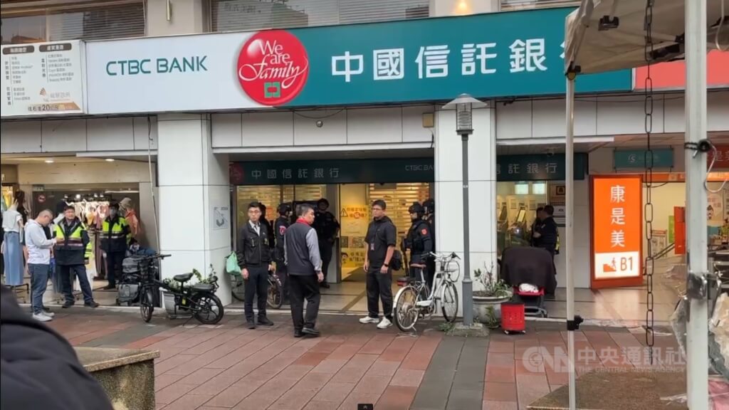 台北市大安區忠孝東路4段附近中國信託銀行24日下午被闖入行搶，警方獲報立即派員到場。中央社記者劉建邦攝 115年4月24日