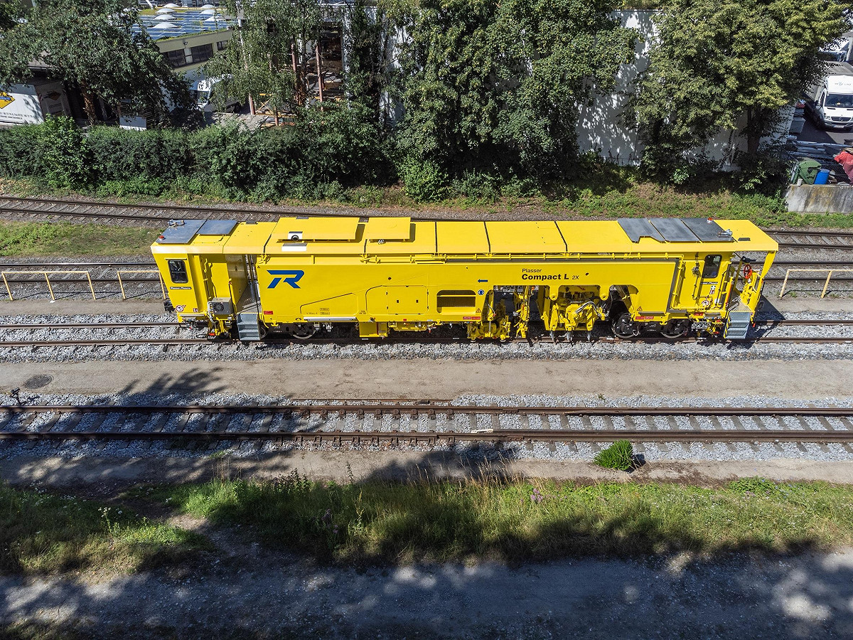 大型砸道車是鐵路養護中不可或缺的重型工程車輛，主要功能是維護軌道的幾何形狀、穩定道碴（石頭），從而確保火車行駛的安全與平穩。 圖：台鐵公司／提供