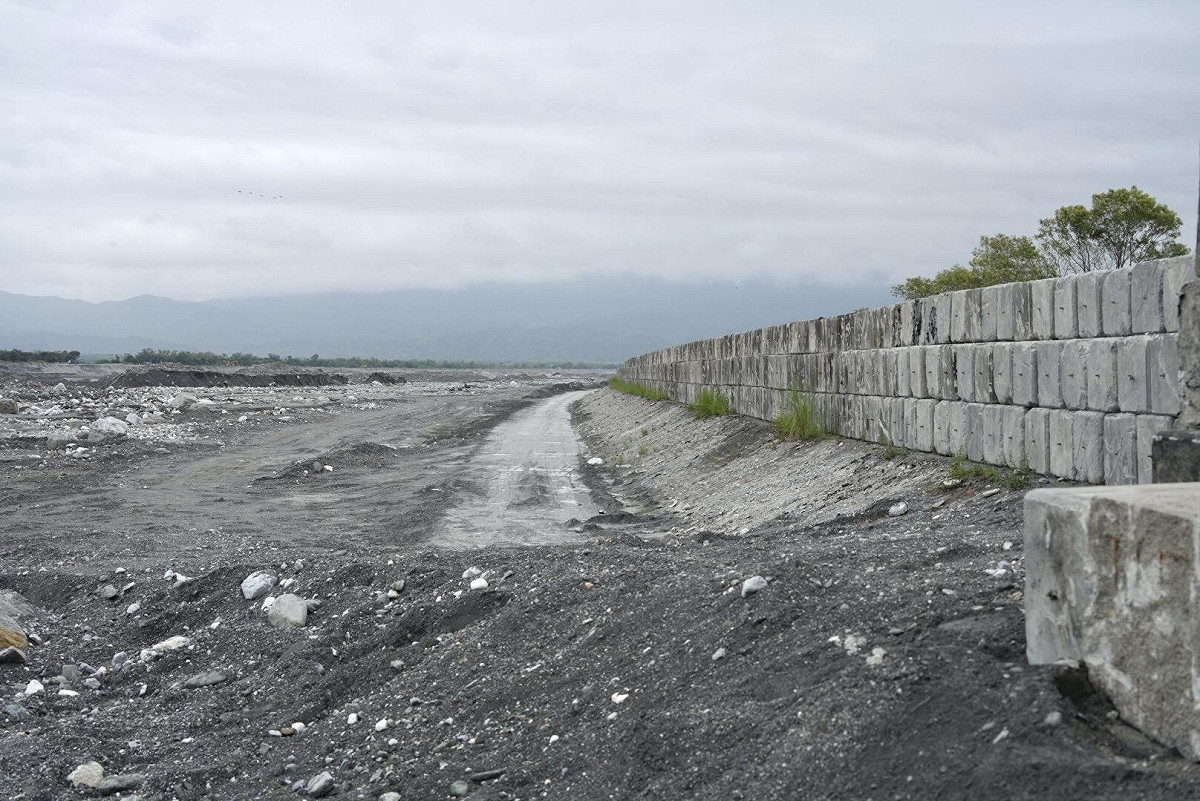 經濟部水利署指出，馬太鞍溪光復堤防復建工程已完工，而導流堤保護工程預計5月底完成。 圖：行政院提供