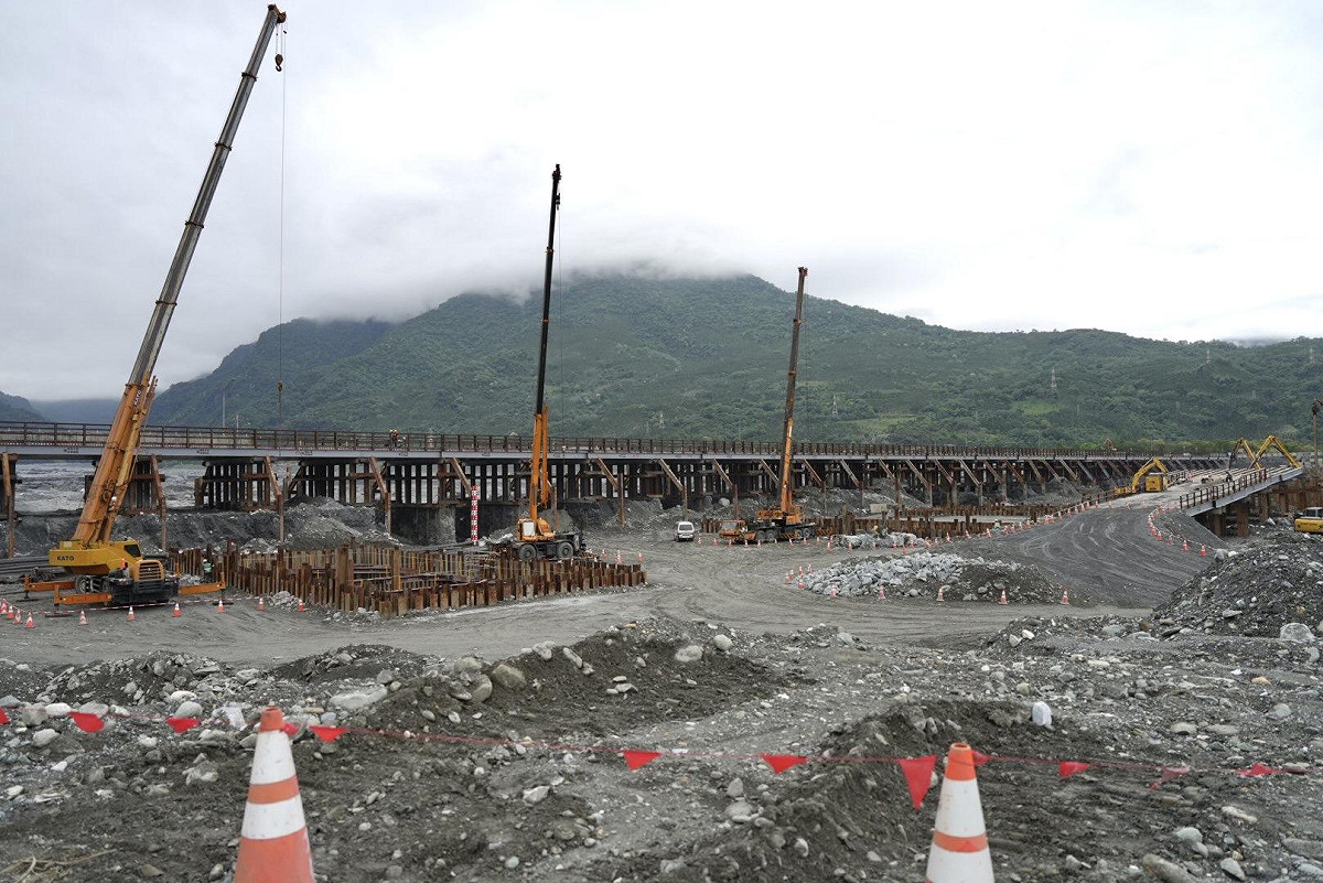 花蓮馬太鞍溪橋梁復建進度已達20%，預計民國115年12月底可完成北上線橋梁，先供雙向通車。 圖：行政院提供(資料照)