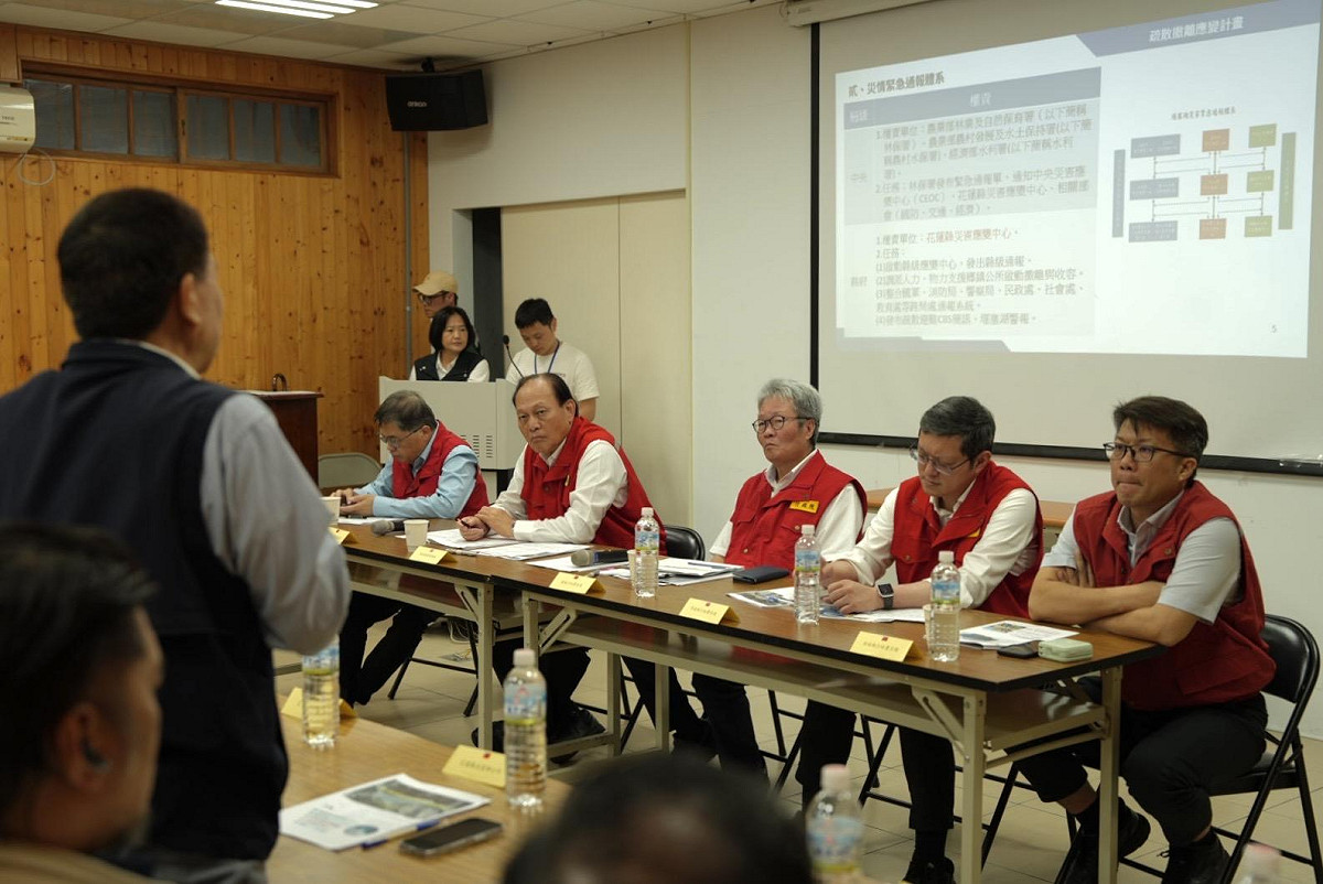 行政院政務委員季連成、陳金德赴花蓮縣光復鄉，視察「馬太鞍溪堰塞湖災後復原重建」重點工程及防汛整備狀況，並召開第6次中央協調會報。 圖：行政院提供