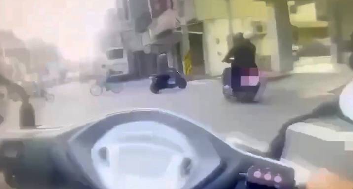 高市前鎮警發現車禍肇逃越南移工行跡， 一路尾隨機車將其查緝到案。 圖：高市警前鎮分局/提供