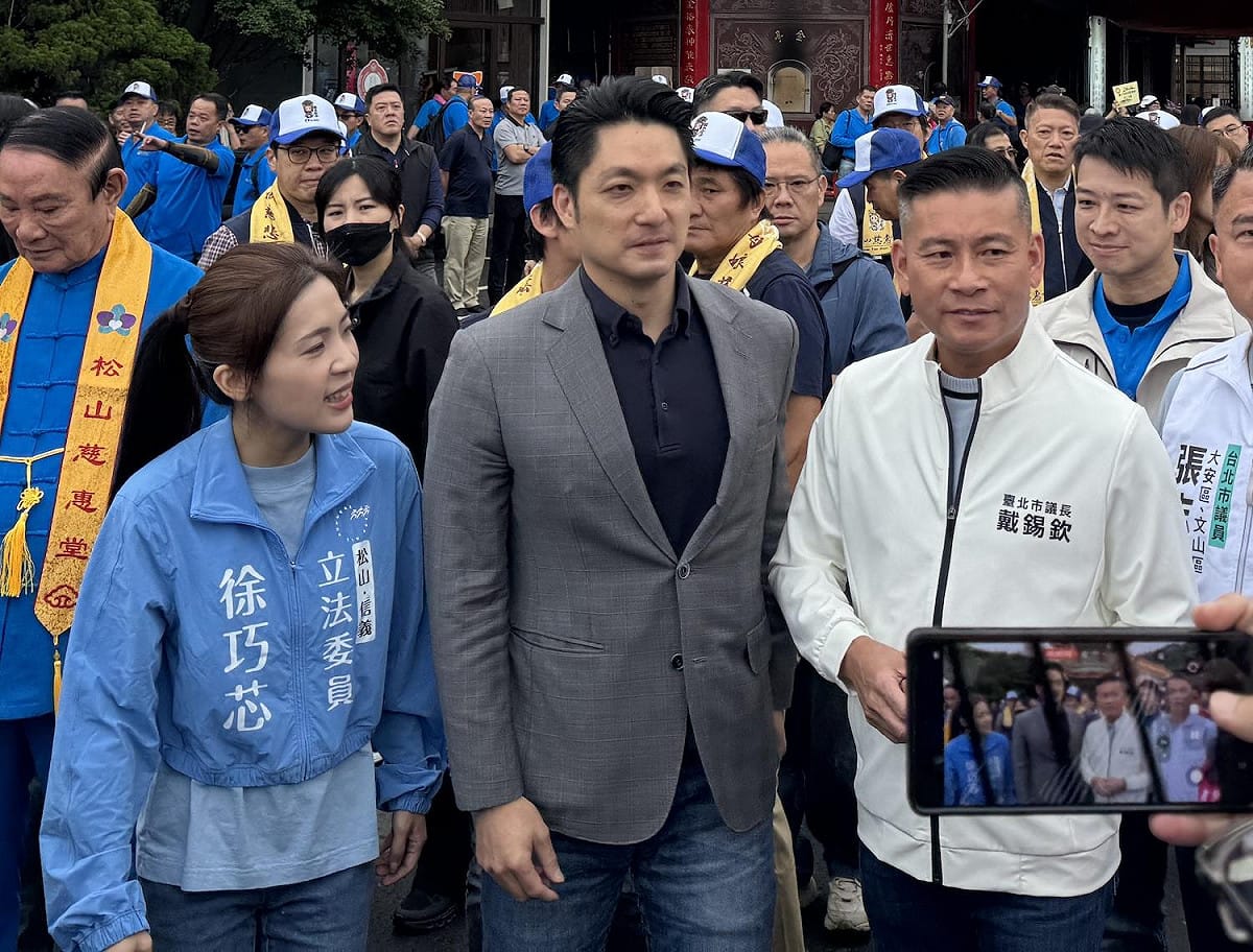 台北市長蔣萬安(中)與立委徐巧芯、議長戴錫欽 圖：林朝億/攝