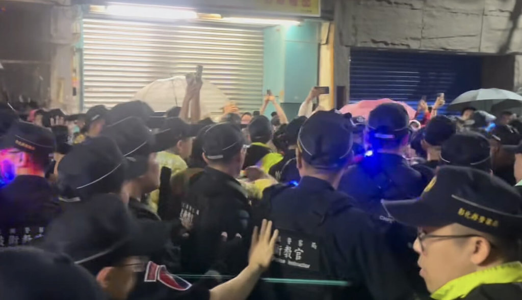 台中大甲鎮瀾宮媽祖回鑾24日延至深夜約11時10分駐駕彰化市天后宮，駐駕前一度發生推擠，現場警方以優勢警力立即上前排除。（民眾提供）中央社記者鄭維真傳真 115年4月25日
