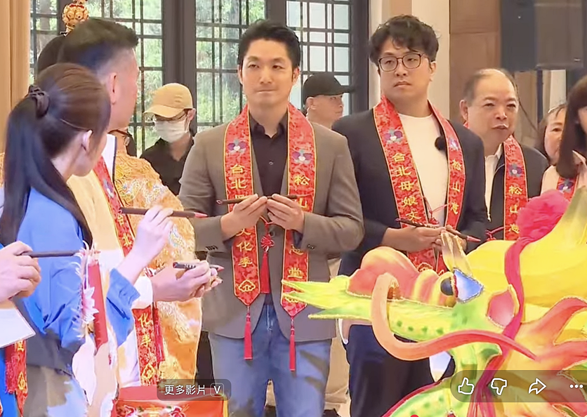 民進黨布局 2026 台北市長選戰，立委沈伯洋被視為呼聲最高人選。25 日他與台北市長蔣萬安同台亮相，並剪去過去標誌性的捲髮，以新造型現身，引發外界關注。 圖：翻拍自慈惠宮直播（資料照）
