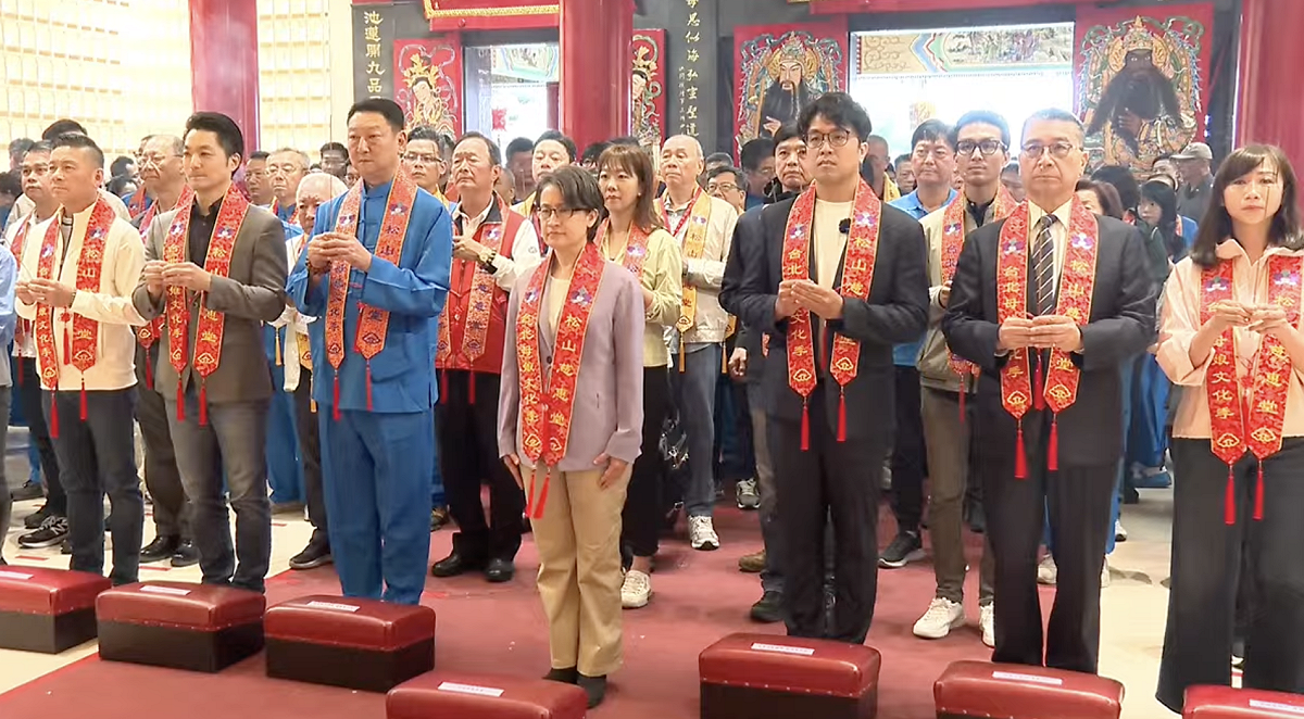 松山慈惠宮繞境起駕活動，副總統蕭美琴祭拜時沒有拿香 圖：翻拍自慈惠宮直播