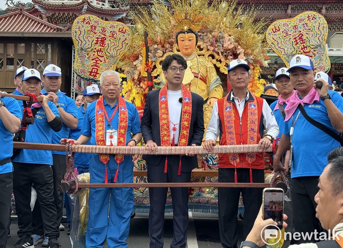 民進黨立委沈伯洋(中)25日參與松山慈惠堂繞境起轎活動 圖：林朝億/攝