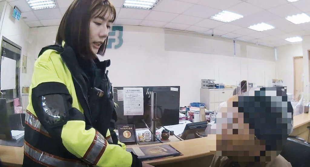 台東謝姓男子（右）遭到詐騙集團鎖定，欲解除定存美金6萬元當面交給詐團，幸好被行員和警方攔阻。警方表示，詐團採用「無數位軌跡」規避查緝。  （台東縣警察局提供）中央社記者盧太城台東傳真 115年4月25日