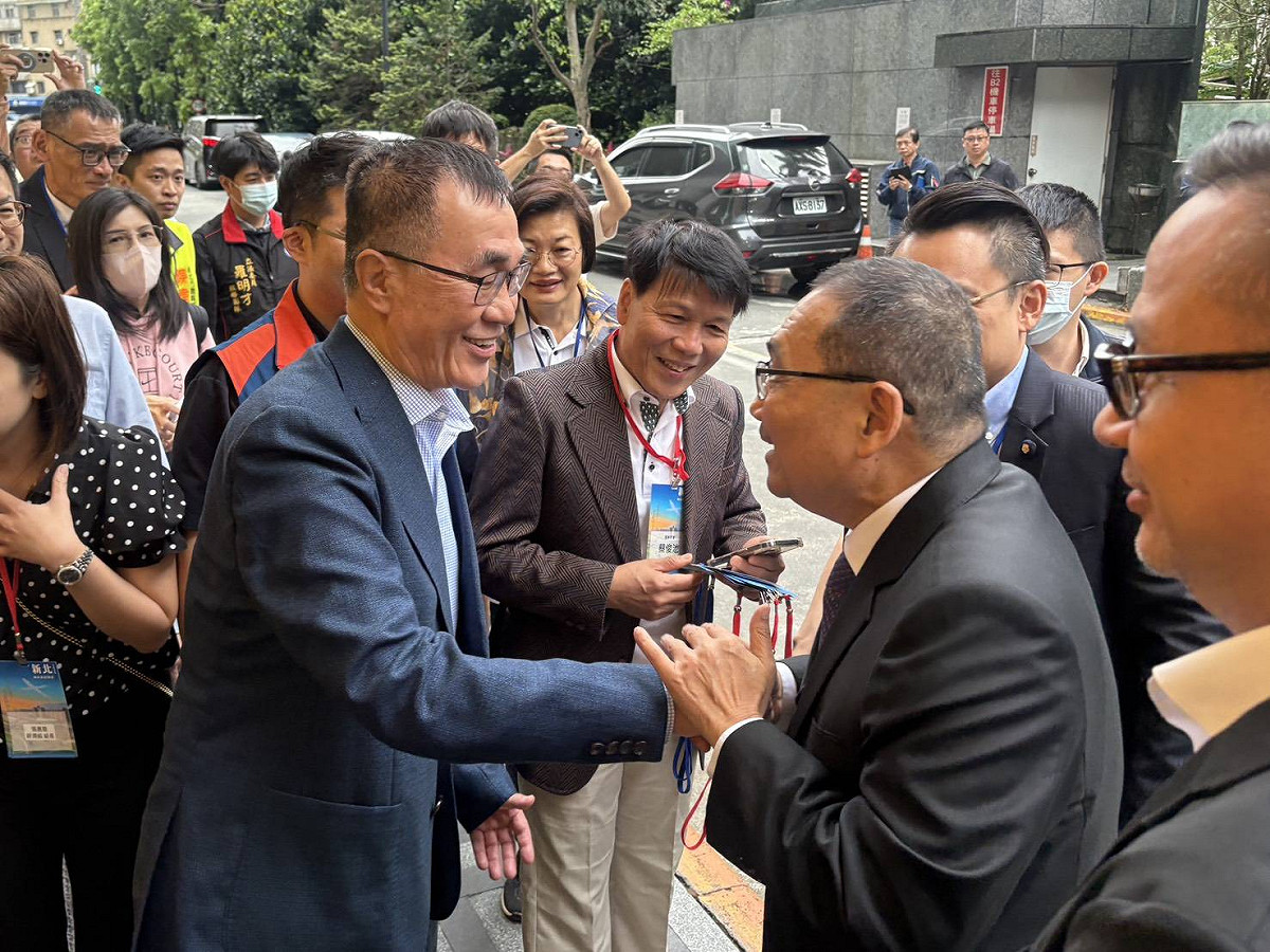 國民黨新北長候選人李四川出席2026新北市城市祈禱餐會，抵達會場時與侯友宜市長握手致意，共同祈願新北市平安。 圖：李四川辦公室提供（資料照）