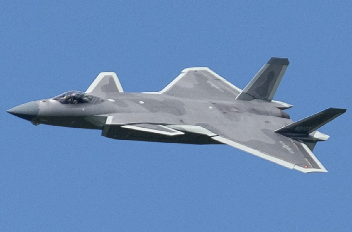 解放軍殲-20是一種大型、遠程制空戰鬥機，針對遠距離作戰進行了優化，采用鴨式三角翼布局、翼身融合機身、無附面層隔道超音速進氣道（DSI）。 圖：翻攝自 零度Military