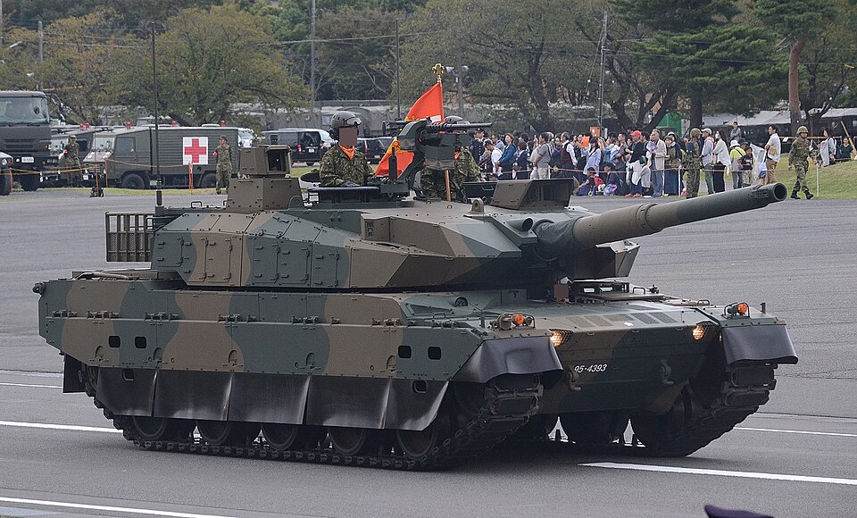 日本10式戰車在大分縣日出生台演習場訓練時發生炸膛事故，造成3死1重傷，再次引發外界對高齡化的討論。 圖：翻攝自 維基百科