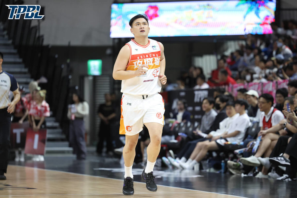 台灣職業籃球大聯盟（TPBL）新竹御嵿攻城獅隊25日客場交手台北台新戰神隊，靠著本土後衛盧冠軒（中）砍進6記三分球、轟進全場最高27分，終場順利以104比86終止2連敗。（TPBL提供）中央社記者陳容琛傳真　115年4月25日