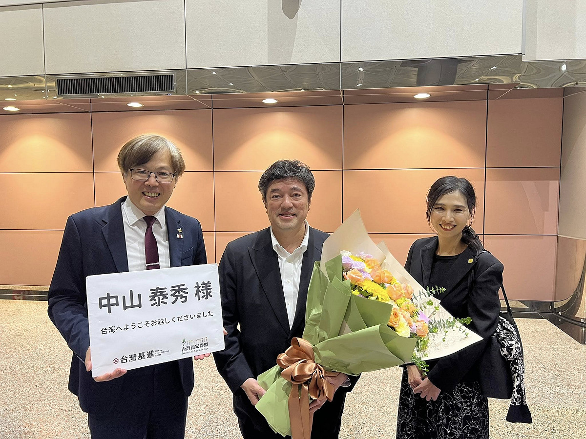 前日本防衛副大臣、現任眾議院議員中山泰秀今（25）日抵台，台灣基進黨主席王興煥偕同夫人親赴機場接機。 圖：台灣基進 提供