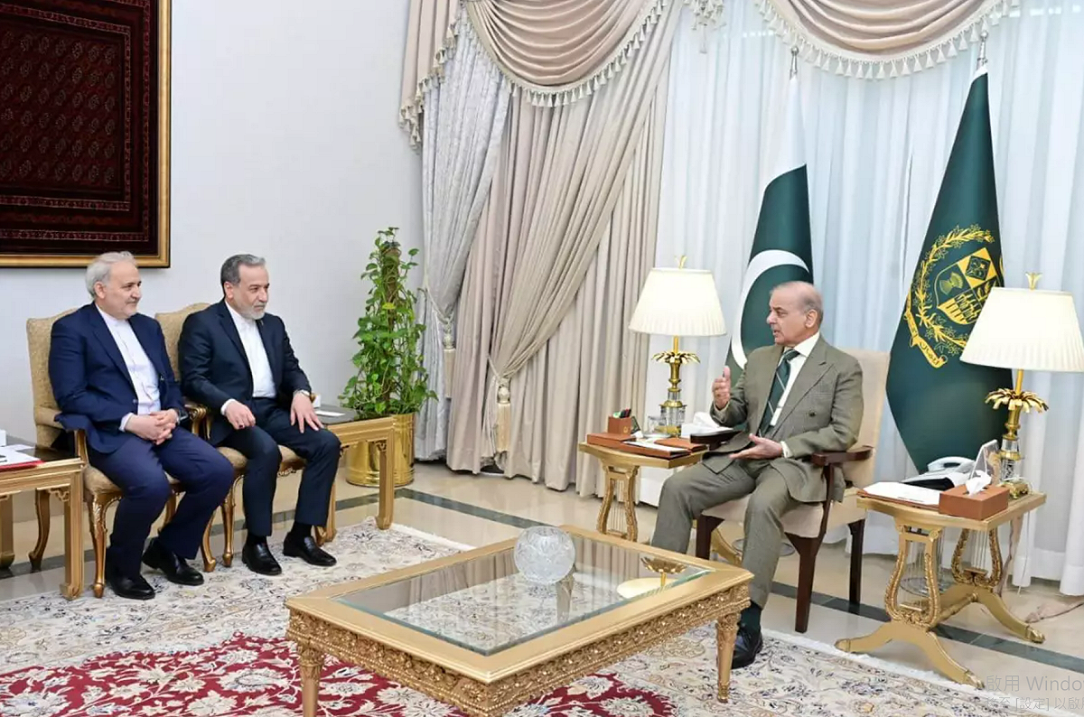 阿拉格齊（左二）與夏巴茲（右）會談。 圖:翻攝自Shehbaz Sharif X社群平台