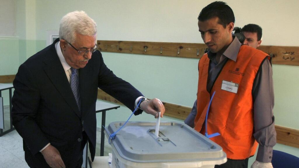 巴勒斯坦自治政府主席阿巴斯（Mahmud Abbas）投票後表示，儘管面臨本地與國際挑戰，巴勒斯坦人民仍在行使民主。 圖/取自X社群平台 Government Communication Center @pal_gcc_en