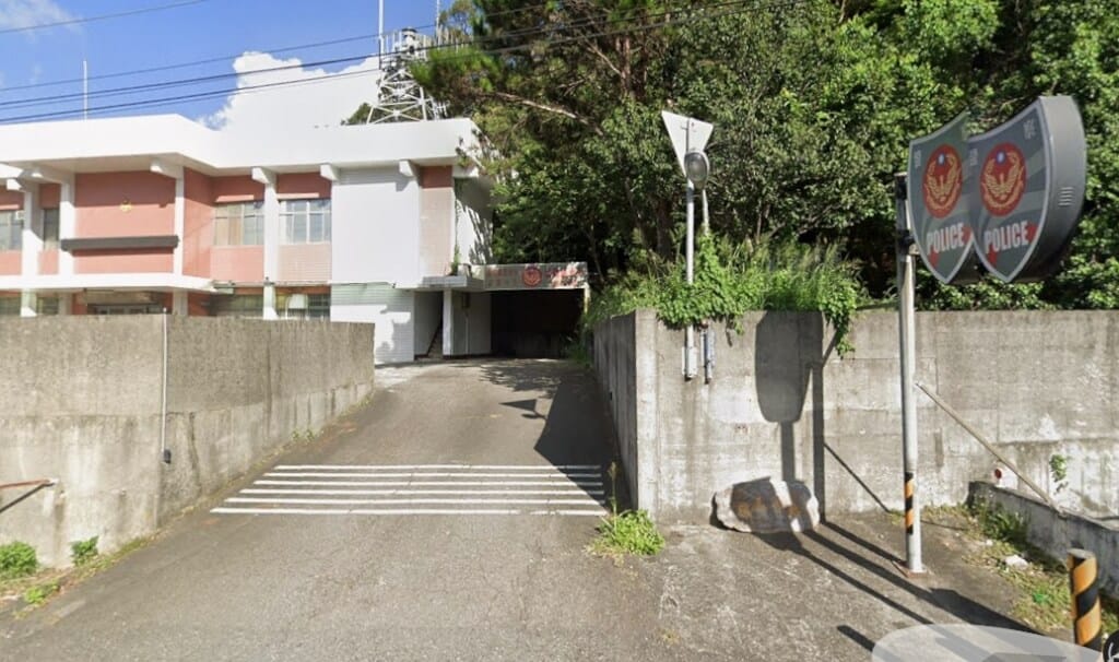 苗栗縣警赴中國甘肅家族旅遊翻車事故受傷　妻舅不治。圖為苗栗縣警察局苗栗分局龍騰派出所外觀。 圖：取自Google地圖網頁google.com/maps