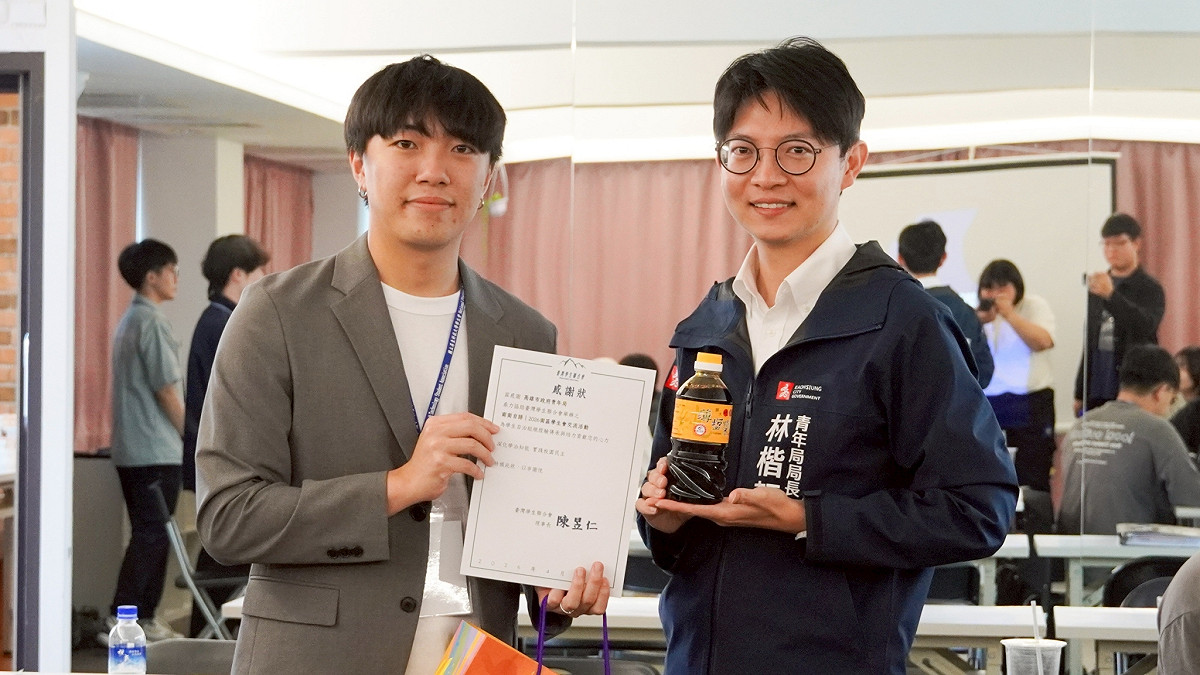 台學聯理事長陳昱仁(左)送上感謝狀及伴手禮向林楷軒(右)致謝， 圖：高雄市青年局/提供