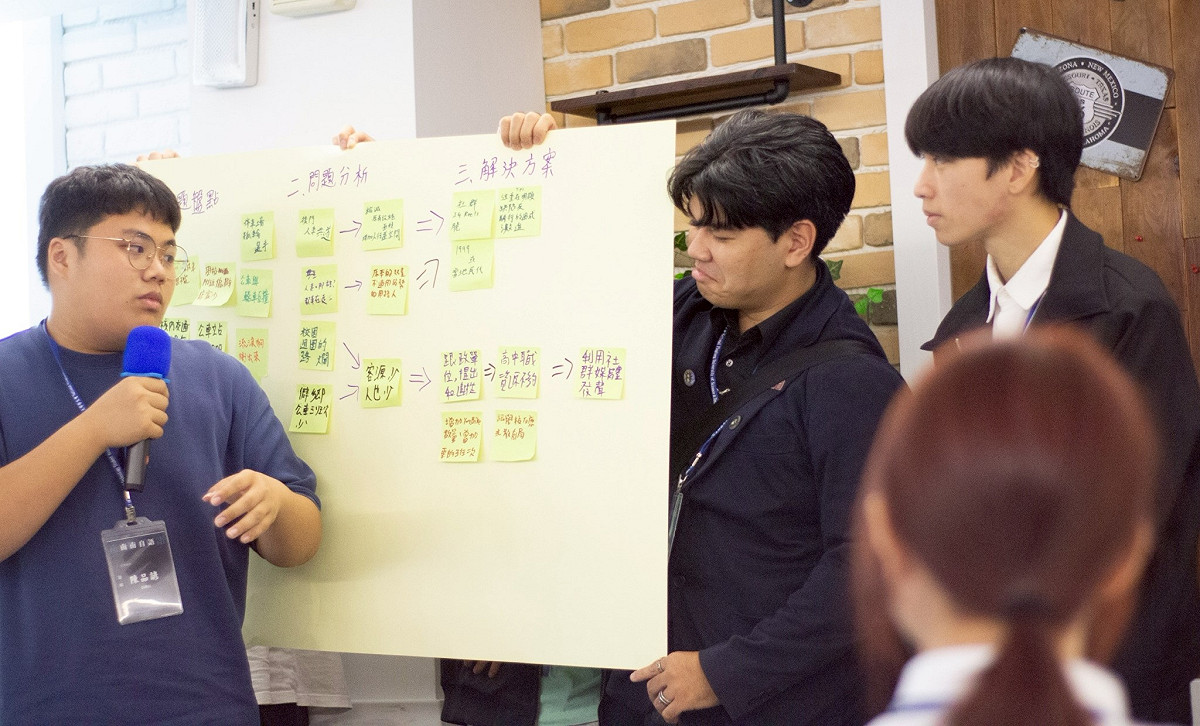 各組上台發表校園制度改善的具體行動方案，展現學生自治與公共參與的具體實踐成果。 圖：高雄市青年局/提供