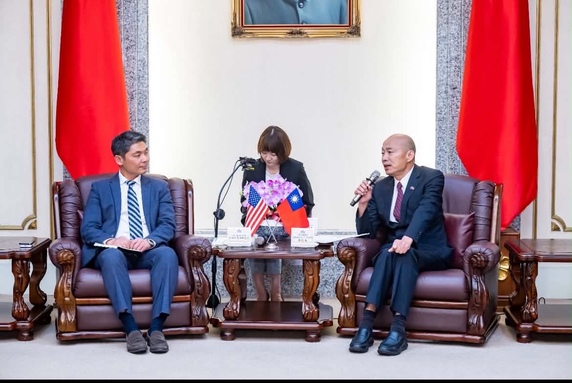 許毓仁與美國智庫「哈德遜研究所」、「保衛民主基金會」、「胡佛研究所」學者訪問團拜會韓國瑜。   圖：翻攝許毓仁臉書
