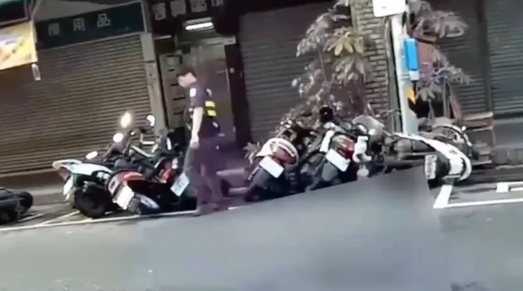 美國籍男子酒後大鬧西門町，推倒8輛機車遭警壓制帶回。 圖：翻攝畫面
