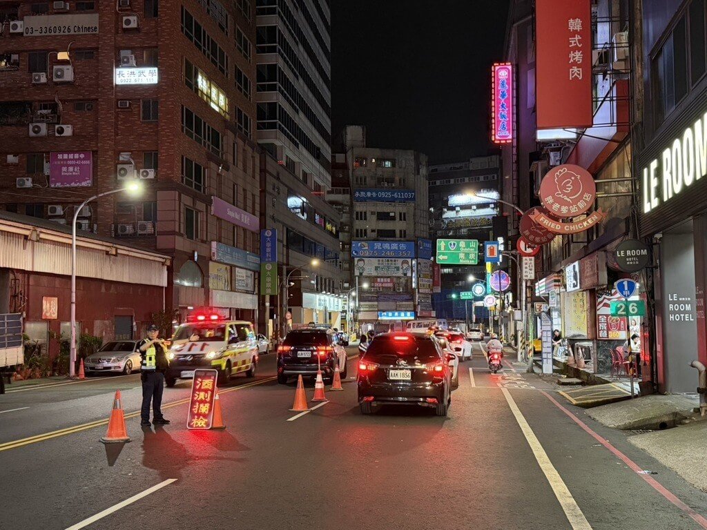桃園市警局桃園分局表示，有少數民眾心存僥倖，以為騎乘自行車或微型電動二輪車等「慢車」，可規避酒駕取締。依道路交通管理處罰條例規定，慢車駕駛人酒測值若超標，將處新台幣1200元至2400元罰鍰。（桃園市警局桃園分局提供）中央社記者吳睿騏傳真　115年4月26日