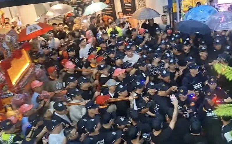 大甲媽祖回鑾又爆衝突，女子控訴無故遭警方壓制，慘遭打臉。 圖：民眾提供