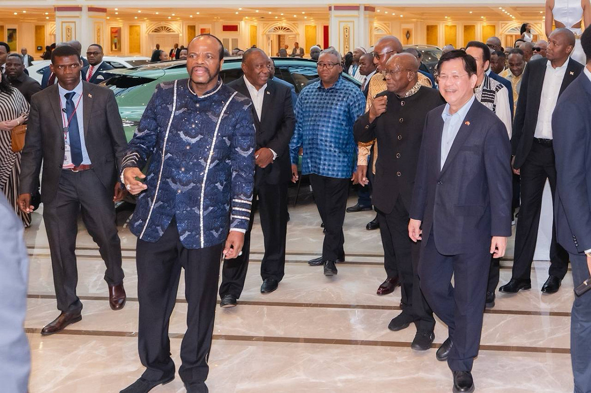 總統特使林佳龍（前排右一）在史瓦帝尼王國國王恩史瓦帝三世（H.M. King Mswati III）（前排左一）陪同下，與其他非南國家元首及代表共同步入「國際會議中心」（ICC）開幕典禮會場。 圖：外交部提供