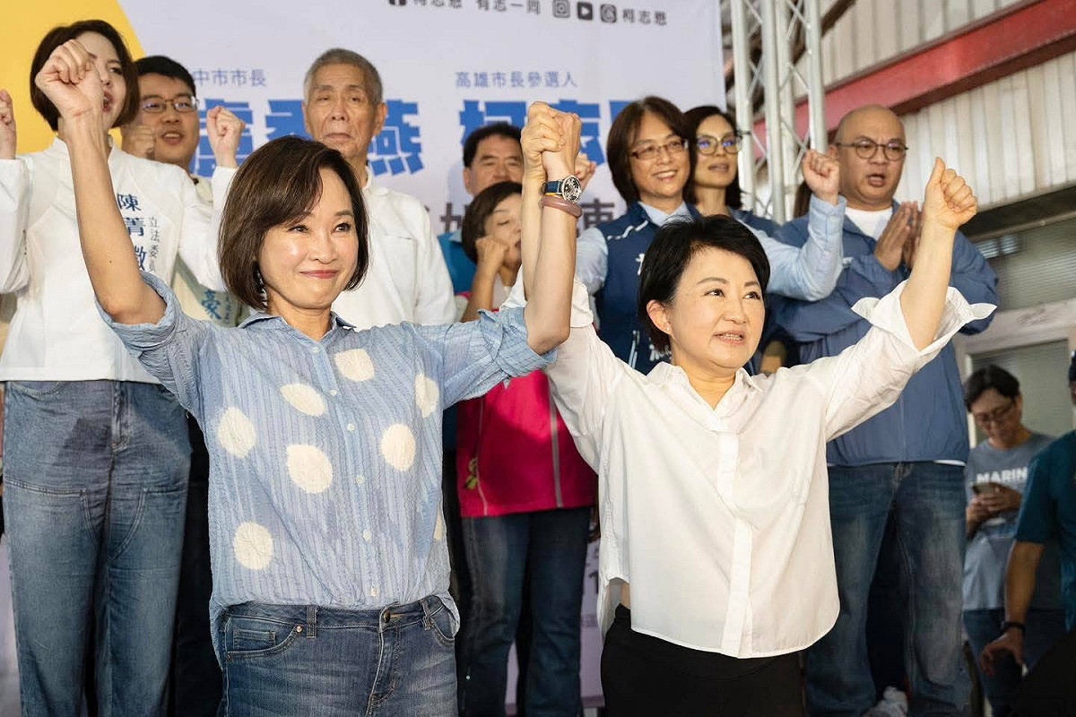 「好媽媽連線」見面會盧秀燕(前排右)力挺柯志恩(前排左)。 圖：柯志恩服務處/提供