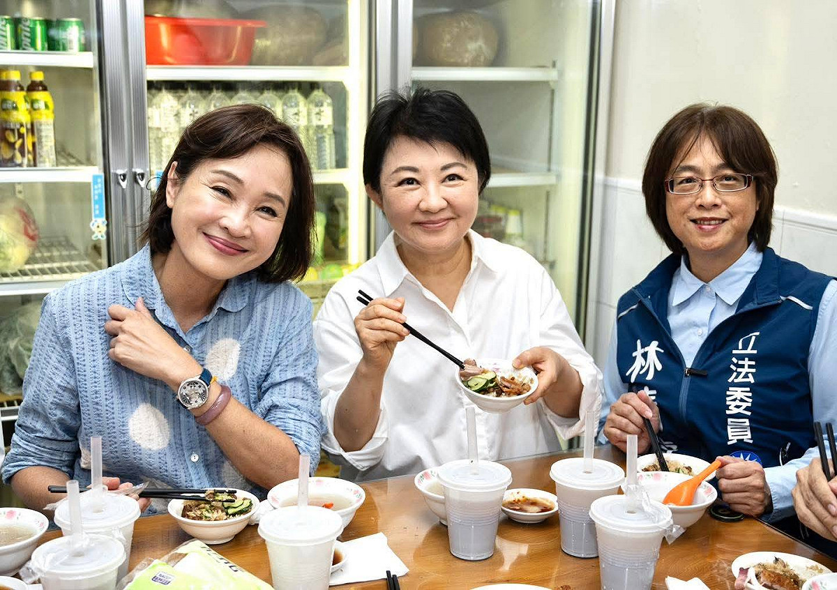 柯志恩(左)招待盧秀燕(中)品嘗高雄在地美食。  圖：柯志恩服務處/提供