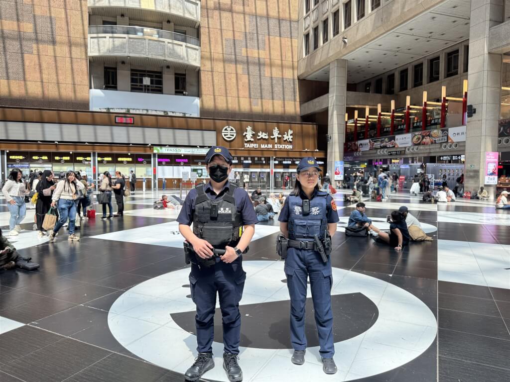 鐵路警察局26日表示，有鑒於台北車站大廳發生3歲菲律賓籍女童遭李姓男子無故攻擊，已加強包括強化定點守望密度等3項作為，圖為鐵警現場巡守情形。（鐵路警察局提供）中央社記者黃麗芸傳真 115年4月26日