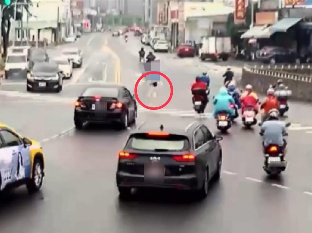 高雄行人無視車流闖紅燈過馬路，遭網友砲轟。 圖：警方提供
