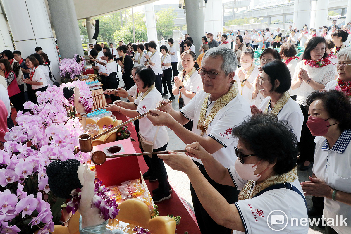 佛光山南台別院盛大舉辦「傳燈六十 百年仰望」─慶祝佛誕節浴佛園遊會暨戶外親子創意寫生比賽，台南市長黃偉哲率市府團隊參與浴佛、獻花，為台南及台灣祈福，祈願社會祥和、國泰民安。 圖：台南市政府提供