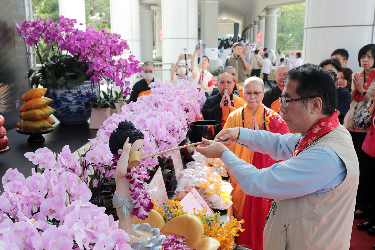佛光山南台別院盛大舉辦「傳燈六十 百年仰望」─慶祝佛誕節浴佛園遊會暨戶外親子創意寫生比賽，台南市長黃偉哲率市府團隊參與浴佛、獻花，為台南及台灣祈福，祈願社會祥和、國泰民安。 圖：台南市政府提供