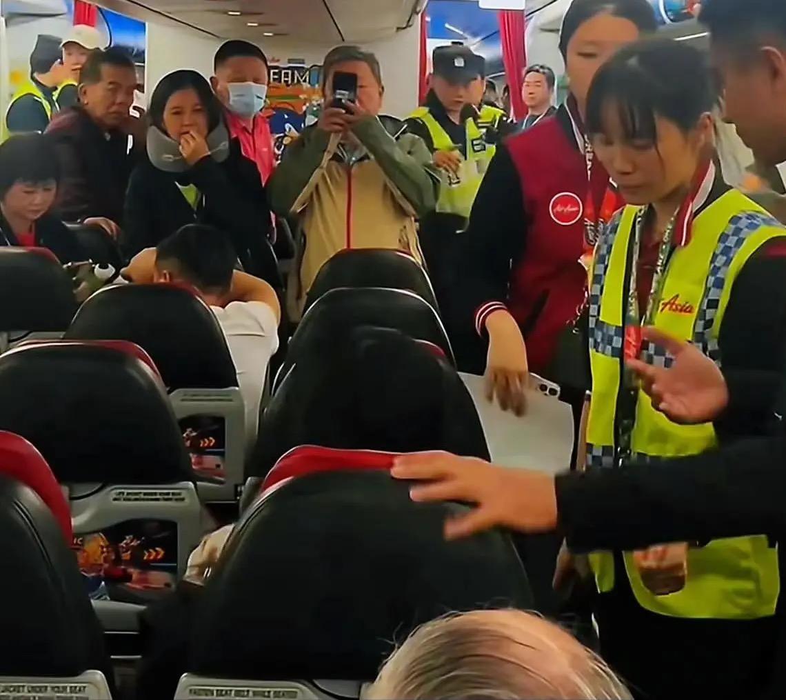 日前一架從中國飛往馬來西亞的飛機上，一名大媽因為空服員不講中文而生氣開罵，並要求空服員和他用中文溝通，最後鬧到被趕下飛機。 圖：翻攝自百度