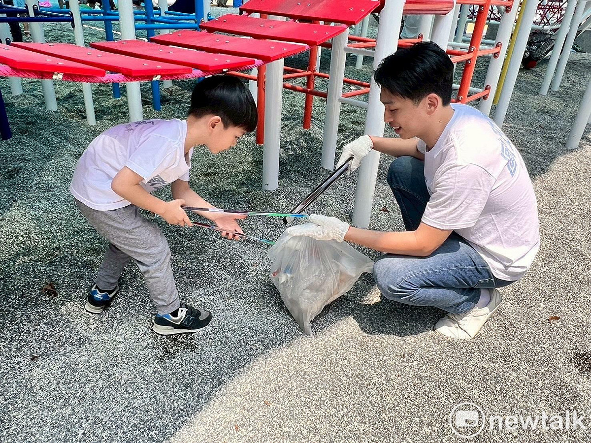 台南市東區市議員參選人歐政豪，近日帶領青年團隊與在地親子家庭，前往崇成公園進行環境清潔行動，以實際行動關懷社區公共空間，展現新世代參與公共事務的熱情與責任感。 圖：歐政豪服務處提供