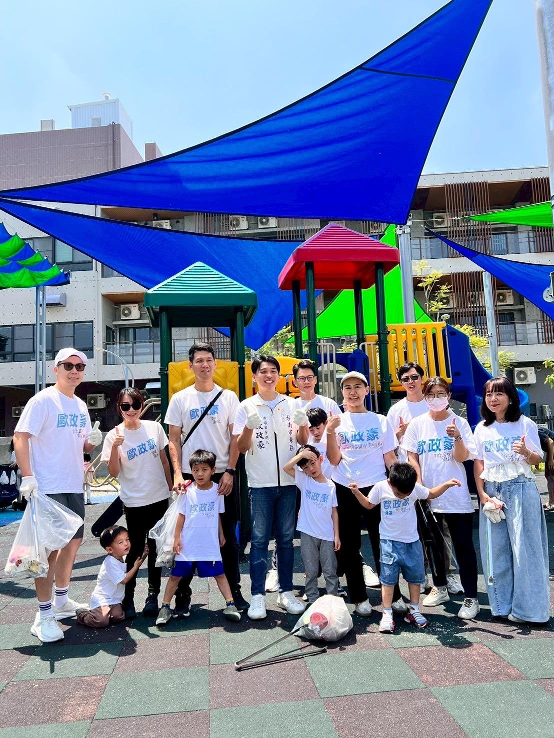 台南市東區市議員參選人歐政豪，近日帶領青年團隊與在地親子家庭，前往崇成公園進行環境清潔行動，以實際行動關懷社區公共空間，展現新世代參與公共事務的熱情與責任感。 圖：歐政豪服務處提供