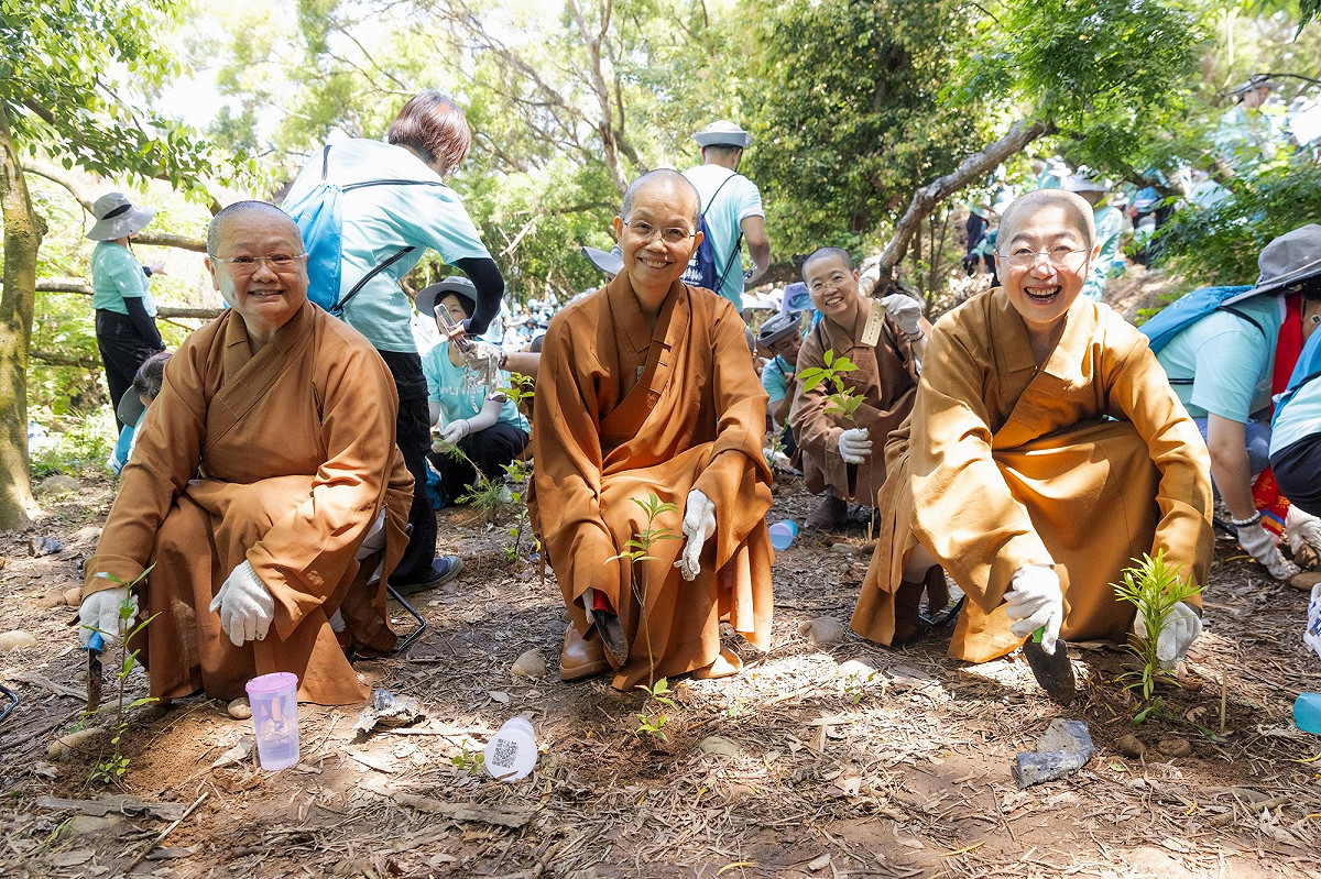 佛光山台北道場住持滿謙法師(左)、中區總住持覺居法師(中)與國際佛光會秘書長覺培法師(右)，為荒地種下台灣原生樹種。 圖：主辦單位/提供