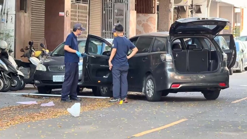 27歲林姓男子26日開車行經台中地方法院附近，在車內遭歹徒開槍，林男腹部疑似遭受槍傷送醫治療，槍手犯案後逃逸，警方到場採證並循線追緝。（民眾提供）中央社記者蘇木春傳真　115年4月26日