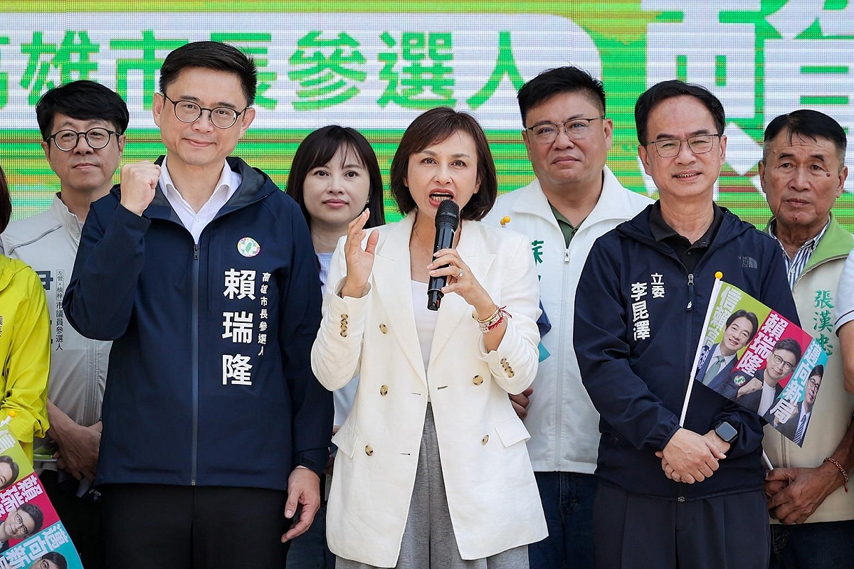 邱議瑩(前排中)表示她和賴瑞隆(前排中)雖然兩個月前尚在競爭，但彼此維持良好風度。 圖：賴瑞隆服務處/提供