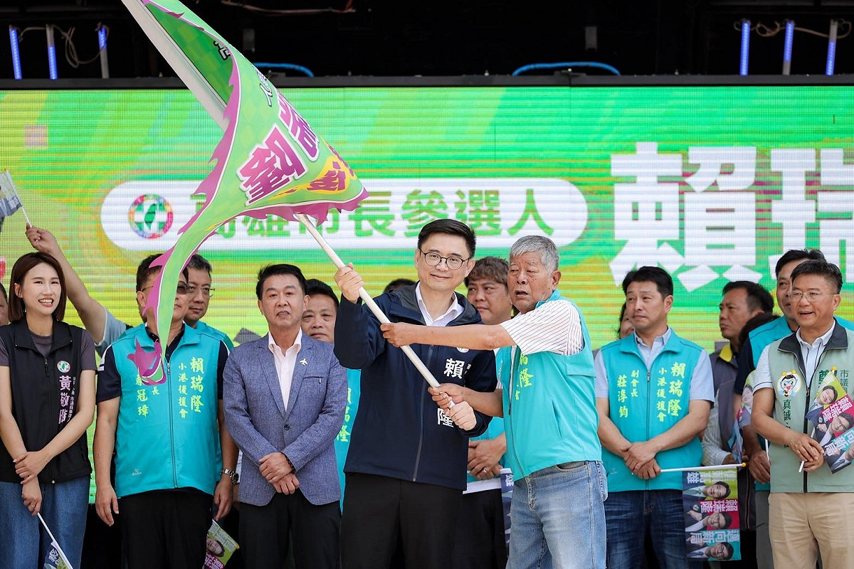 賴瑞隆(前排左)為小港後援會授旗。 圖：賴瑞隆服務處/提供