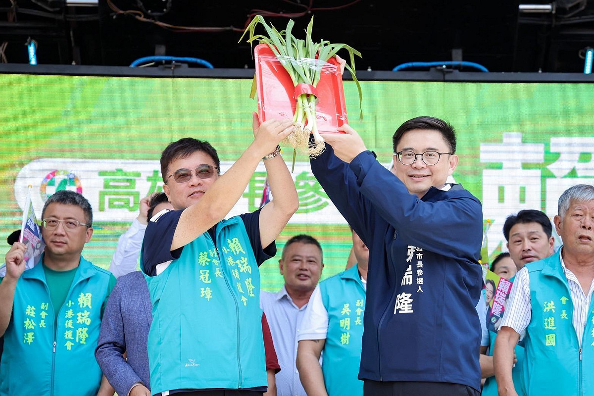 小港後援會預祝賴瑞隆(前排右)凍蒜。 圖：賴瑞隆服務處/提供