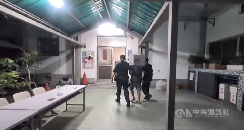 張姓男子（中）與林姓男子疑有毒品買賣糾紛，雙方26日在台中地方法院附近談判，張男朝林男腹部開槍後徒步逃逸。警方調閱監視器畫面鎖定涉案人，下午在張男住處將其逮捕，移送偵辦。（翻攝照片）中央社記者蘇木春傳真　115年4月26日