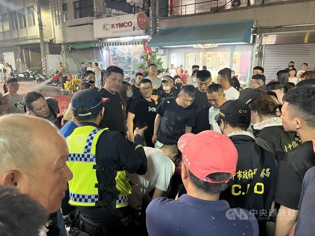 台中大甲鎮瀾宮媽祖遶境活動，26日晚間回鑾安座途中，許姓男子酒後在大甲市區路旁，見媽祖鑾轎經過時突然推擠身旁民眾且大聲咆哮，遭在場員警壓制制止。（翻攝照片）中央社記者蘇木春傳真　115年4月27日 圖：中央社提供