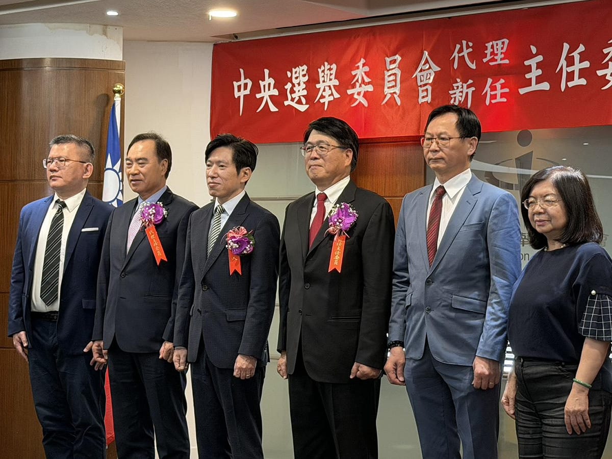中選會今日舉行代理、新任主委交接典禮，禮成後游盈隆主委及新任委員、監交人合影。 圖：金大鈞/攝